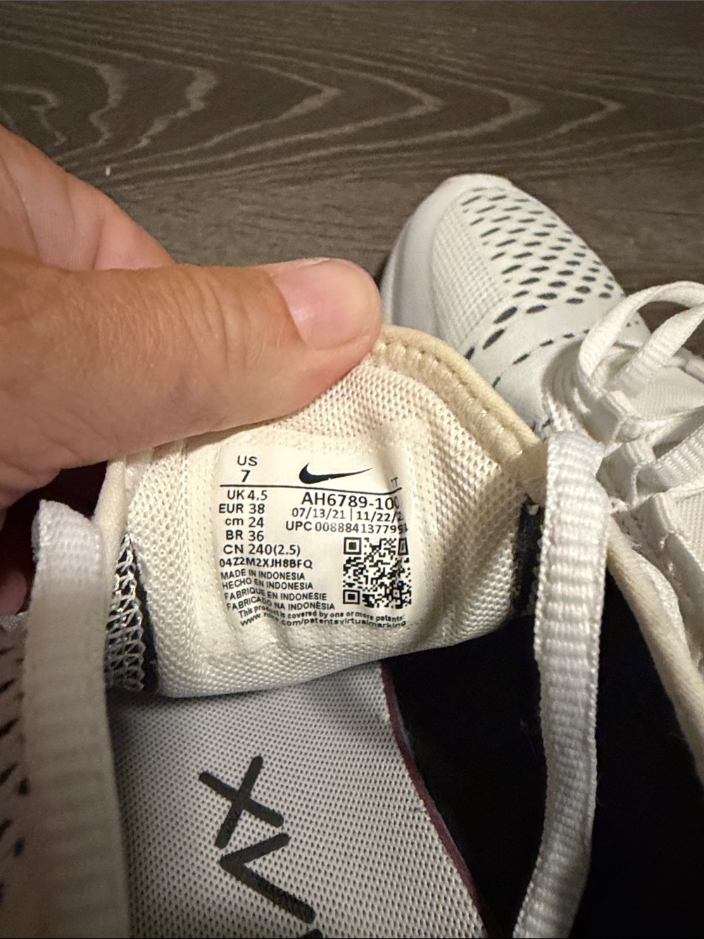 Nike White and Black Air 270 Mesh Running Shoes - Picture 6 of 9